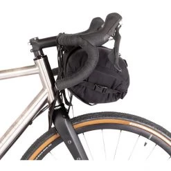 Restrap Sacoches Pour Guidon Bar Bag Étui Avec Un Sac étanche De 14l Et Une Pochette Pour La Nourriture De 1,5l, Noir 6 Restrap Sacoches Pour Guidon Bar Bag Étui Avec Un Sac étanche De 14l Et Une Pochette Pour La Nourriture De 1,5l, Noir -Catégories les plus recherchées Soldes restrap bar bag holster with 14l dry bag and 15l food pouch black 4